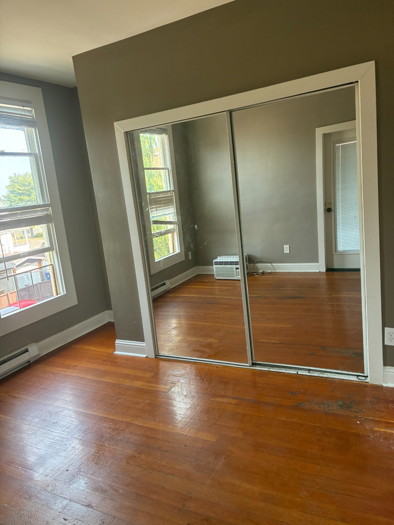 Move-out cleaning after photo showing cleaned room